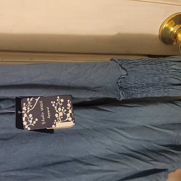 Nwt, 1x Studio West Long sleeved an gathered top/sleeve ombre blue. - Picture 5 of 8